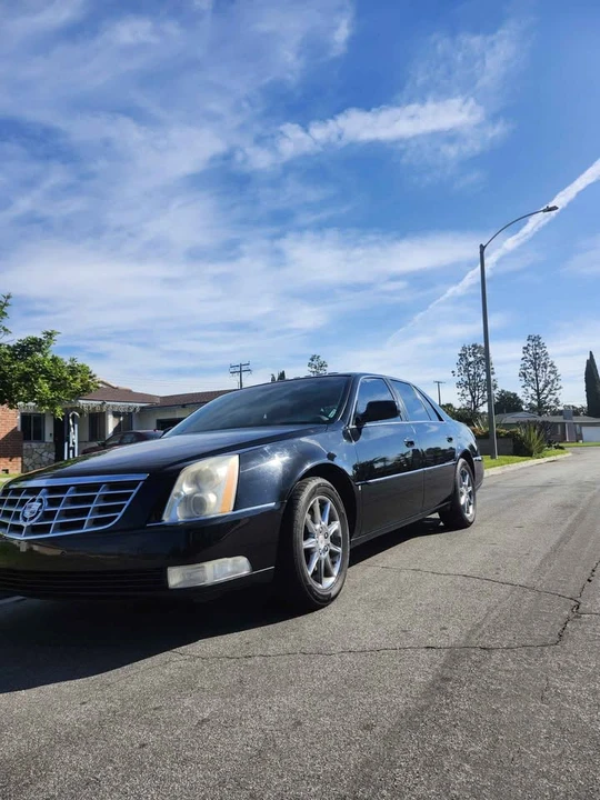 2010 Cadillac DTS - Image 2 of 8