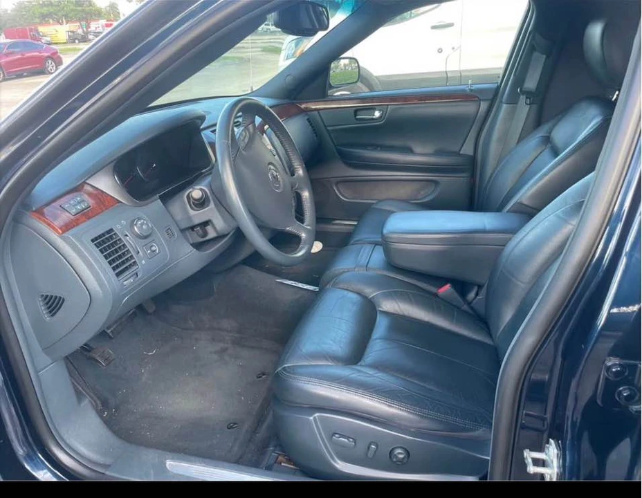 2010 Cadillac DTS - Image 9 of 10