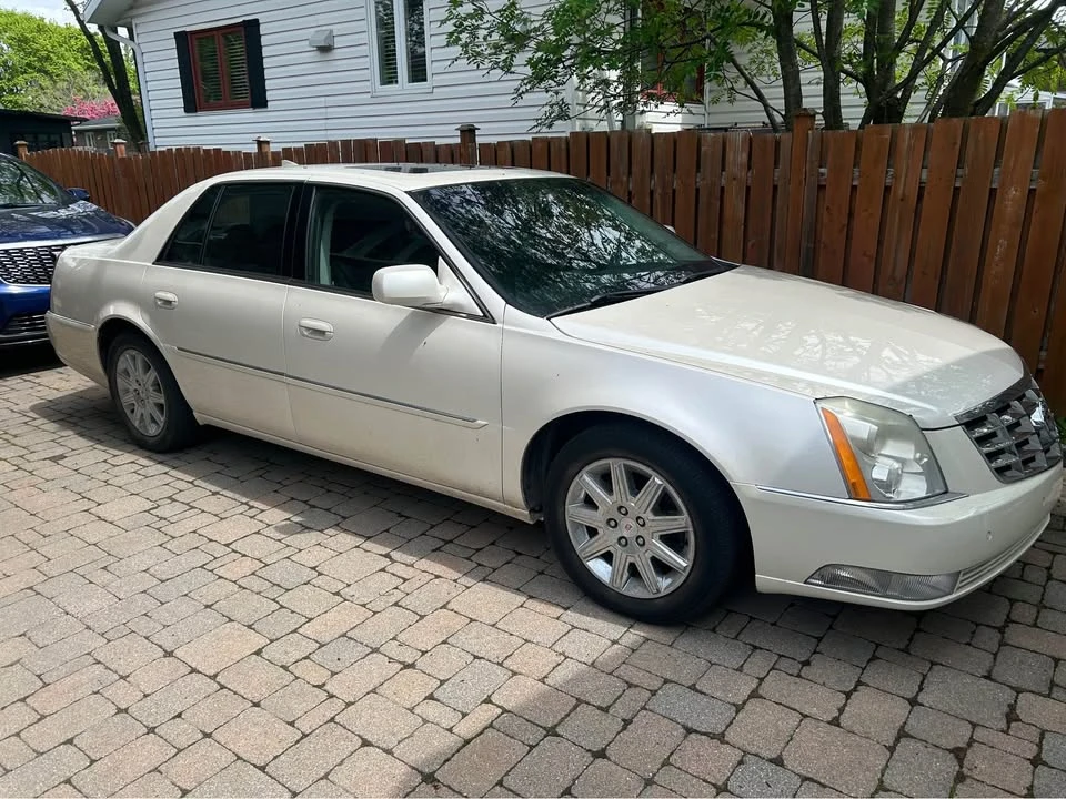 2010 Cadillac DTS - Image 2 of 5