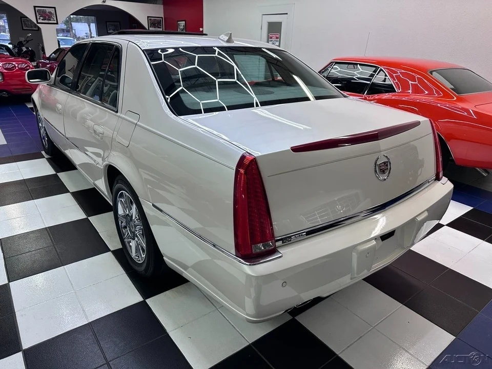 2010 Cadillac DTS - Image 20 of 21