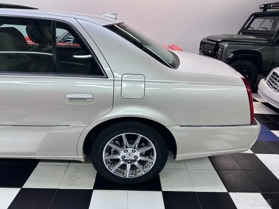 2010 Cadillac DTS - Image 15 of 21