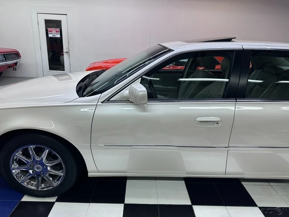 2010 Cadillac DTS - Image 12 of 21