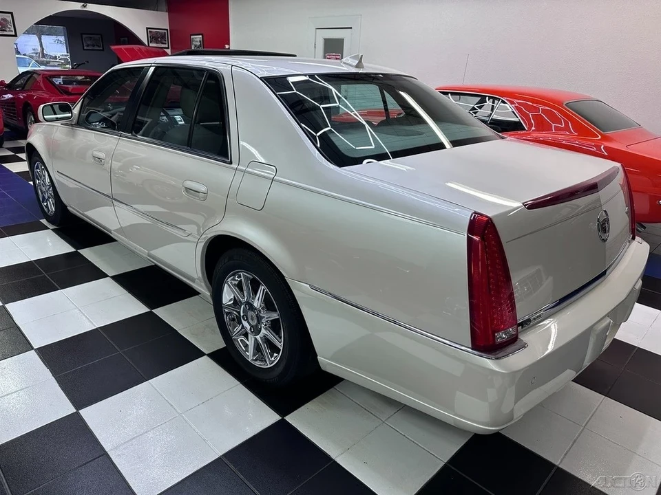 2010 Cadillac DTS - Image 19 of 21