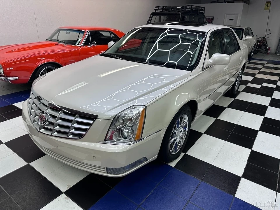 2010 Cadillac DTS - Image 8 of 21