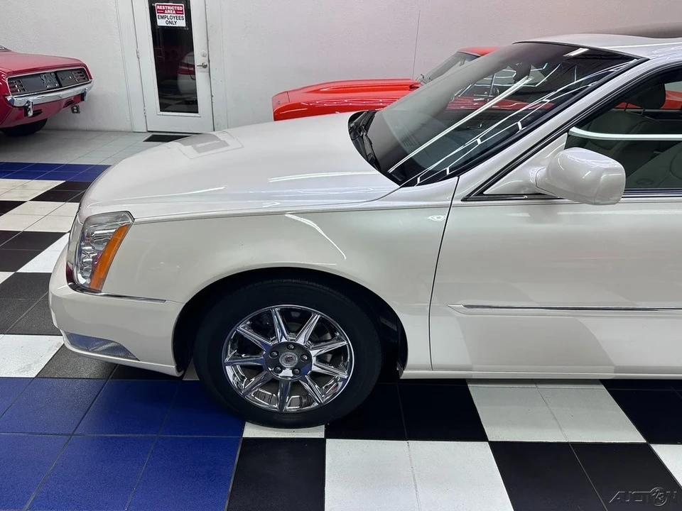 2010 Cadillac DTS - Image 10 of 21
