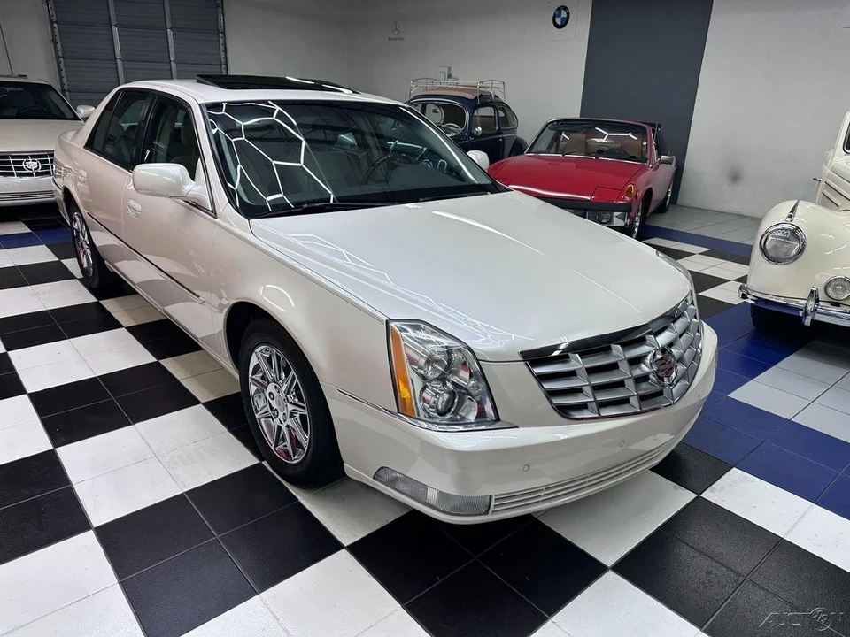 2010 Cadillac DTS - Image 2 of 21