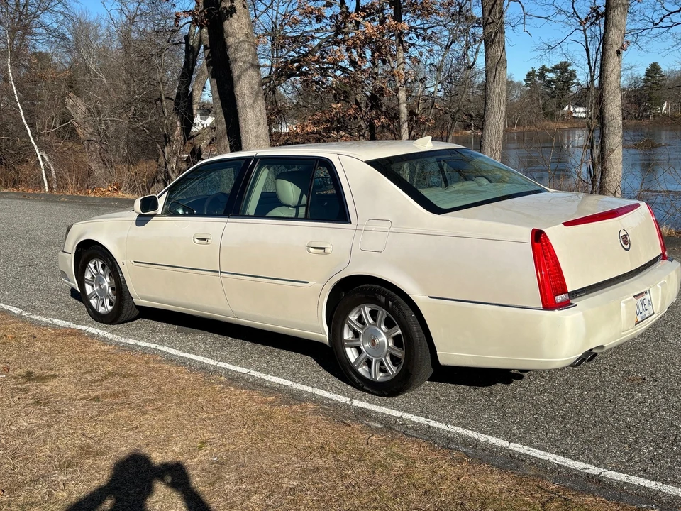 2010 Cadillac DTS - Image 4 of 20