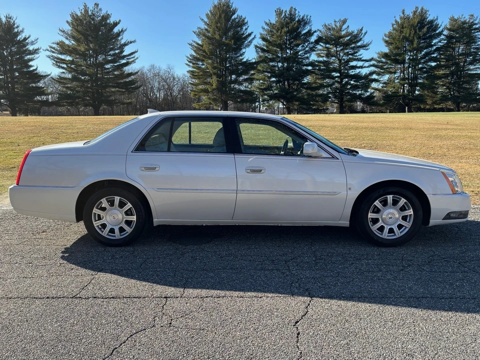 2010 Cadillac DTS - Image 5 of 20