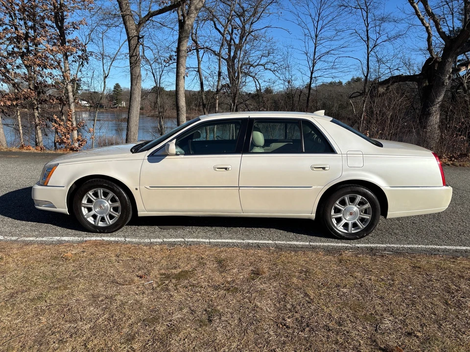 2010 Cadillac DTS - Image 6 of 20