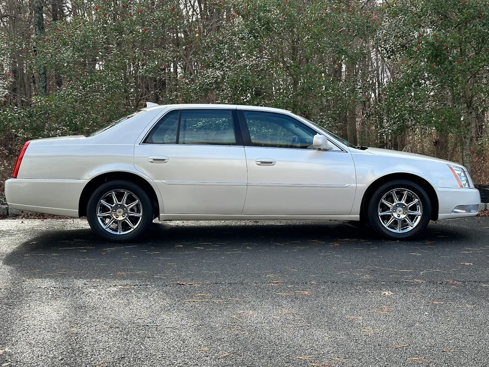 2010 Cadillac DTS - Image 10 of 31