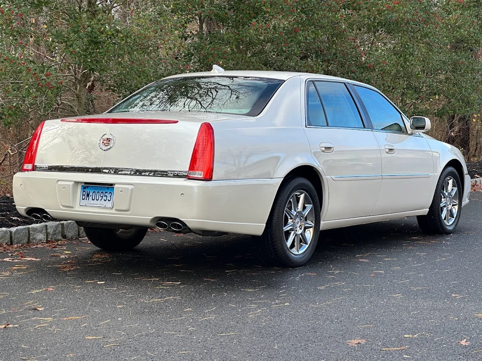 2010 Cadillac DTS - Image 14 of 31
