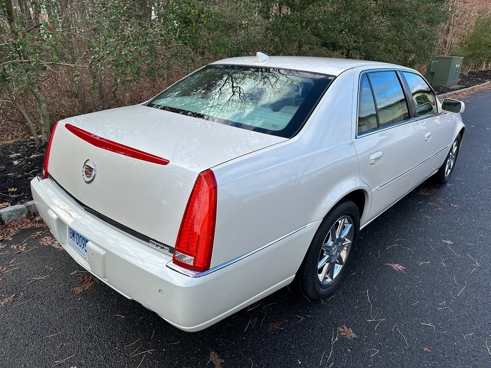 2010 Cadillac DTS - Image 13 of 31
