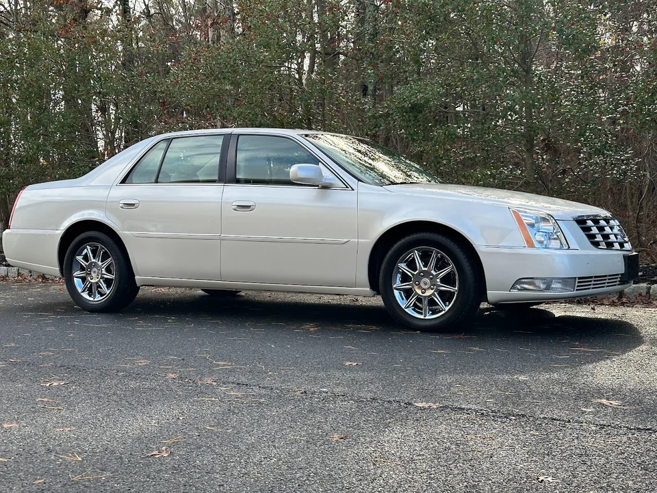 2010 Cadillac DTS - Image 9 of 31