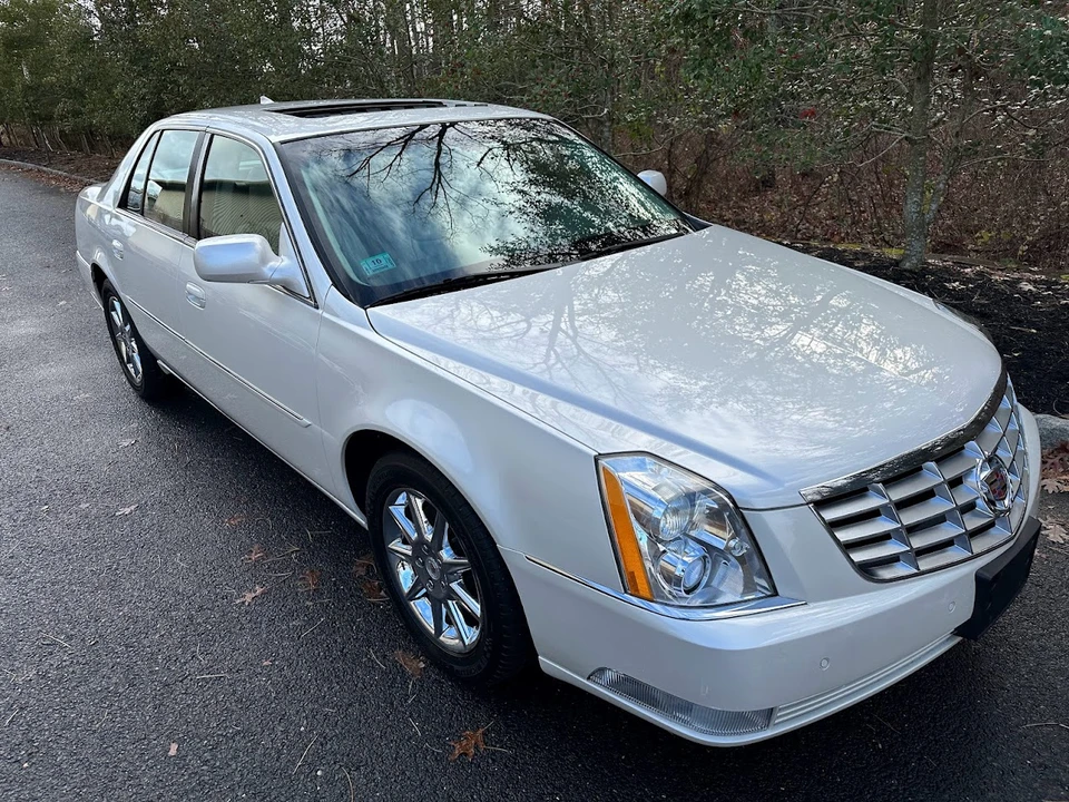 2010 Cadillac DTS - Image 8 of 31