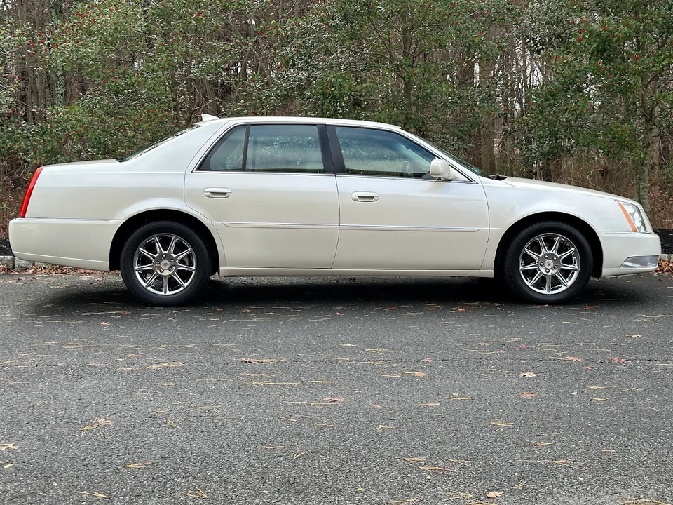 2010 Cadillac DTS - Image 11 of 31