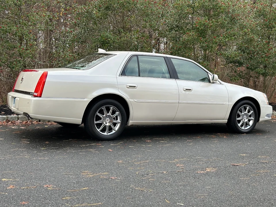2010 Cadillac DTS - Image 12 of 31