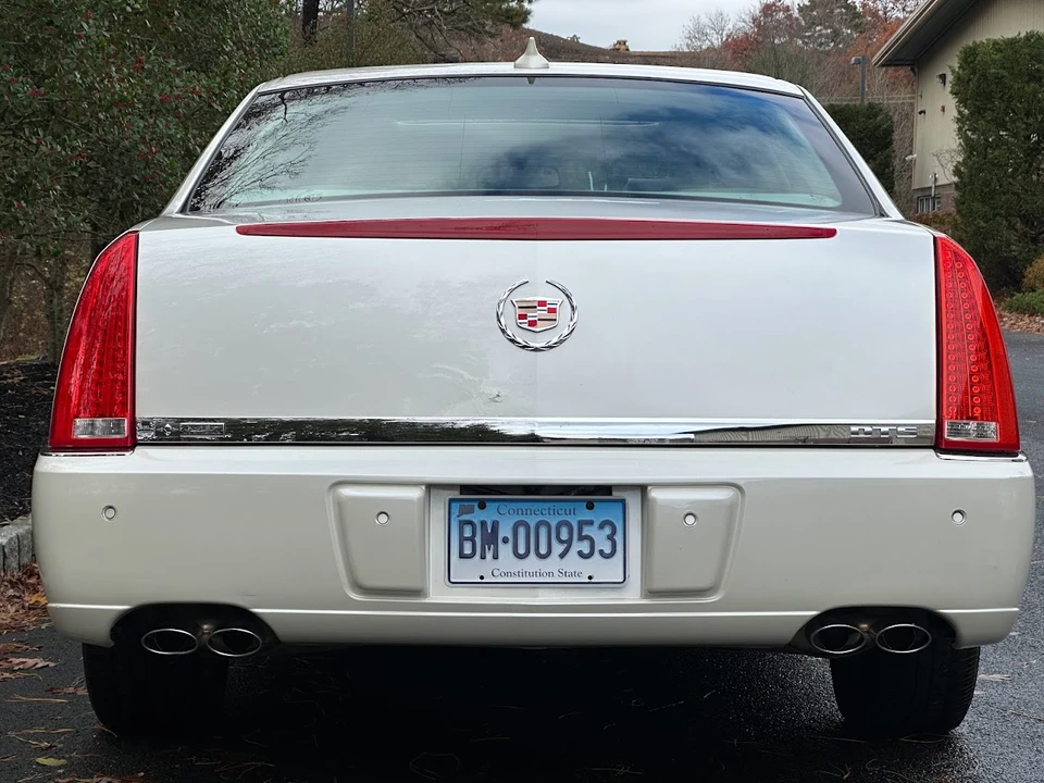 2010 Cadillac DTS - Image 15 of 31