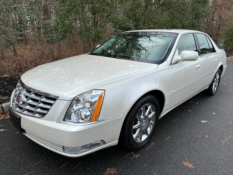 2010 Cadillac DTS - Image 4 of 31