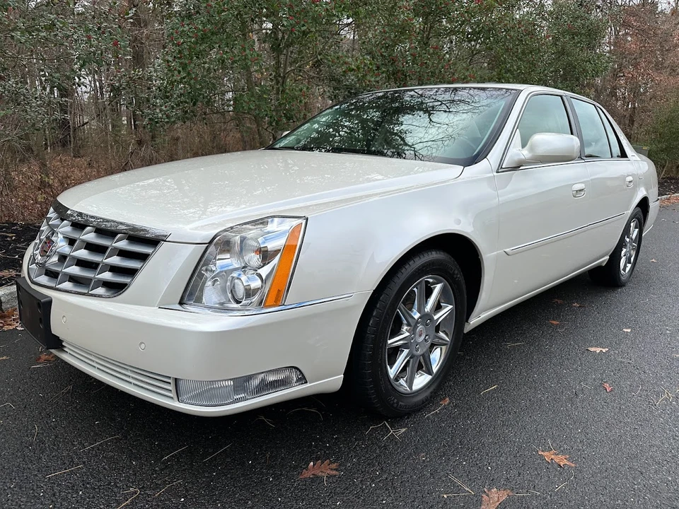 2010 Cadillac DTS - Image 3 of 31