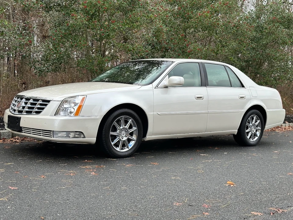 2010 Cadillac DTS - Image 2 of 31