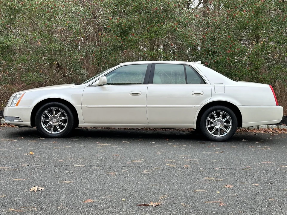2010 Cadillac DTS - Image 19 of 31