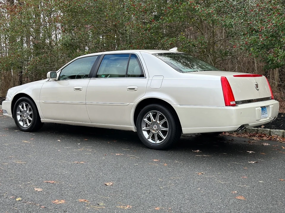 2010 Cadillac DTS - Image 18 of 31
