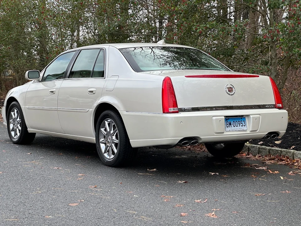2010 Cadillac DTS - Image 17 of 31