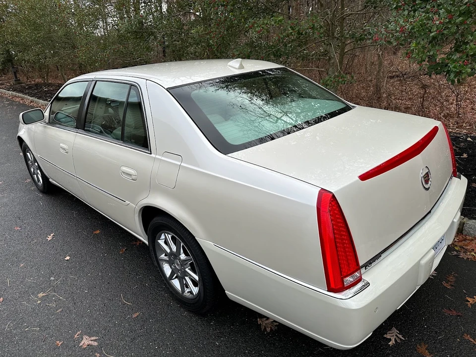 2010 Cadillac DTS - Image 16 of 31