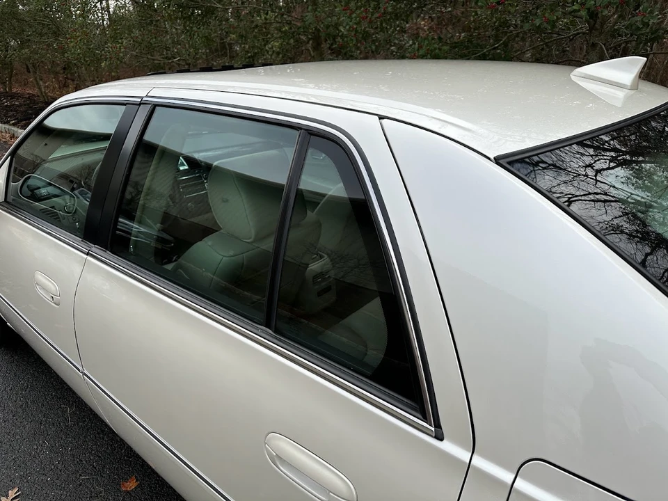 2010 Cadillac DTS - Image 28 of 31
