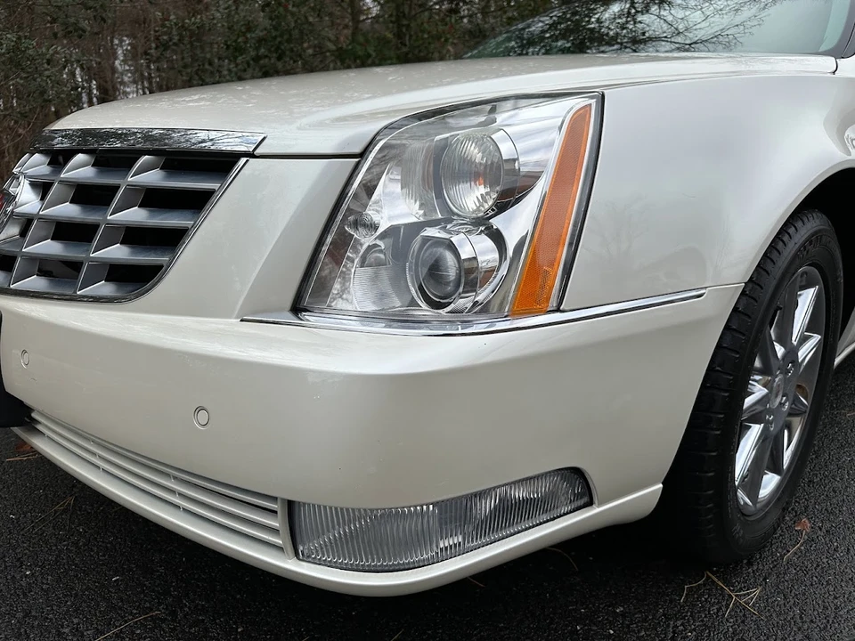 2010 Cadillac DTS - Image 20 of 31