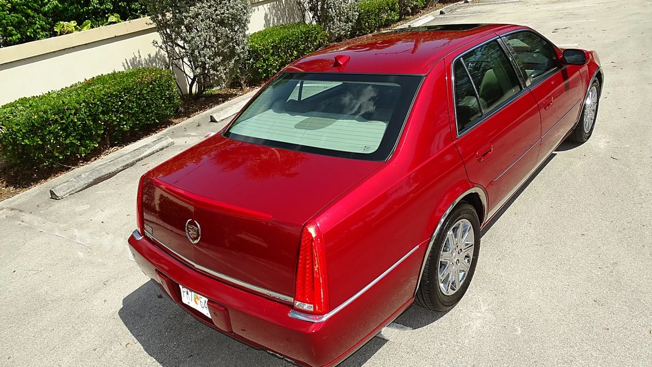 2010 Cadillac DTS - Image 9 of 21