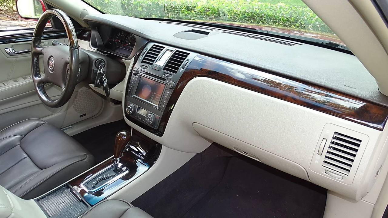 2010 Cadillac DTS - Image 16 of 21