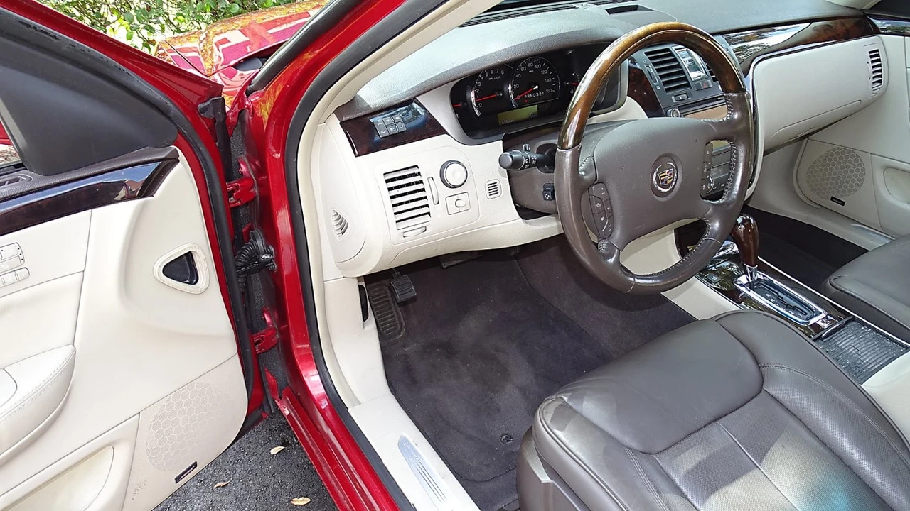 2010 Cadillac DTS - Image 15 of 21