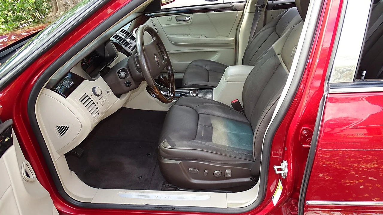 2010 Cadillac DTS - Image 14 of 21