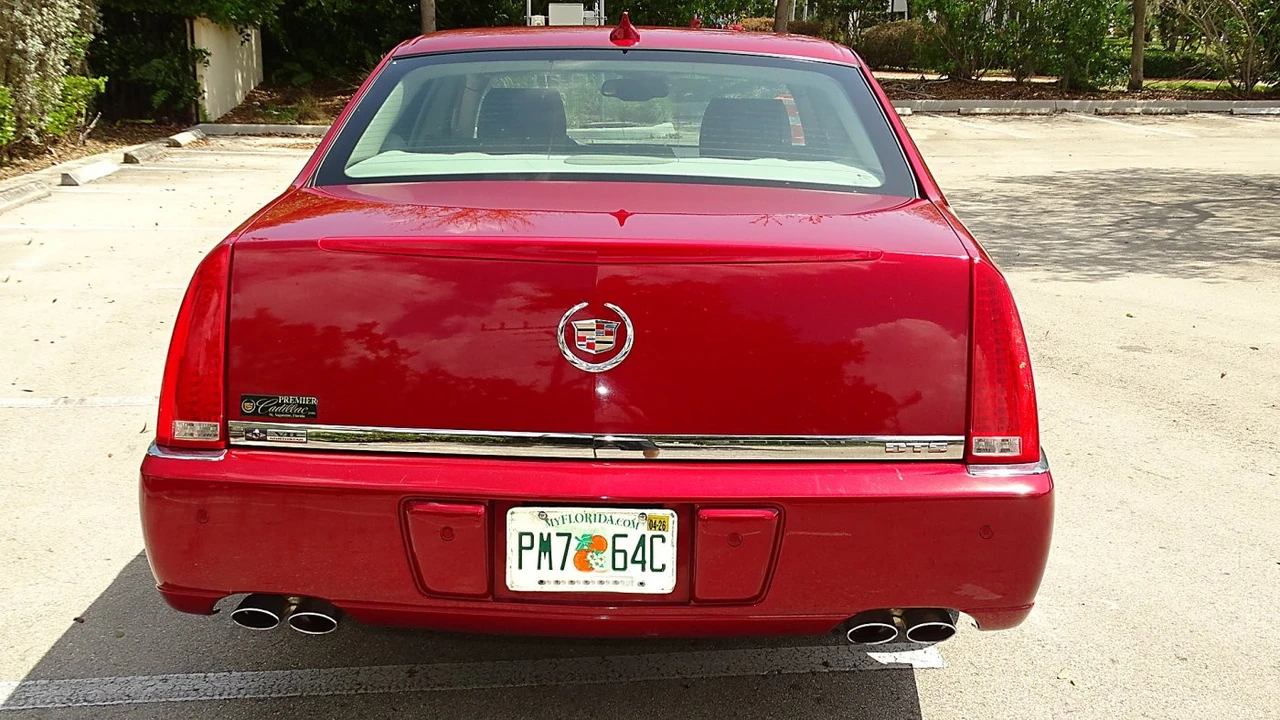 2010 Cadillac DTS - Image 10 of 21
