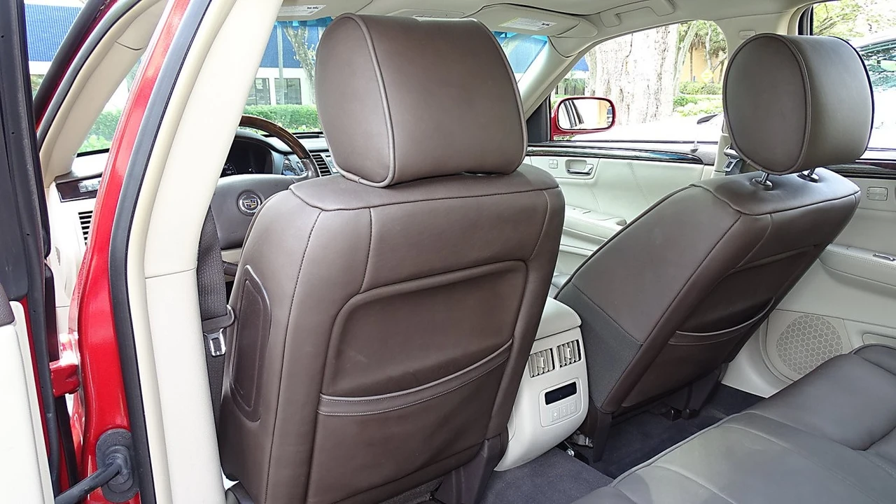 2010 Cadillac DTS - Image 18 of 21