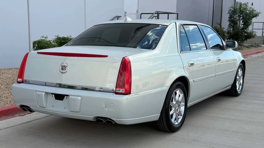 2010 Cadillac DTS - Image 15 of 28