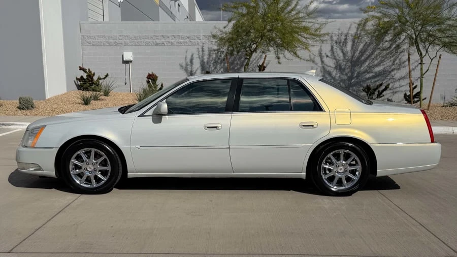 2010 Cadillac DTS - Image 2 of 28