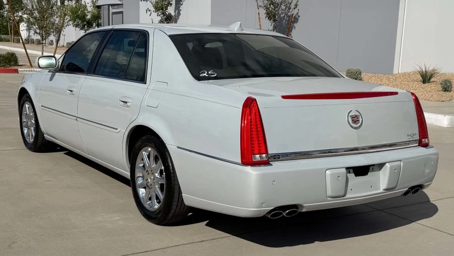2010 Cadillac DTS - Image 11 of 28