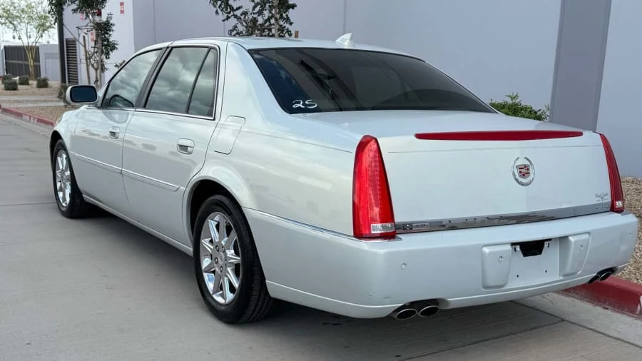 2010 Cadillac DTS - Image 10 of 28