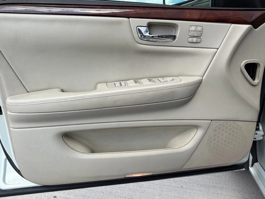 2010 Cadillac DTS - Image 19 of 28