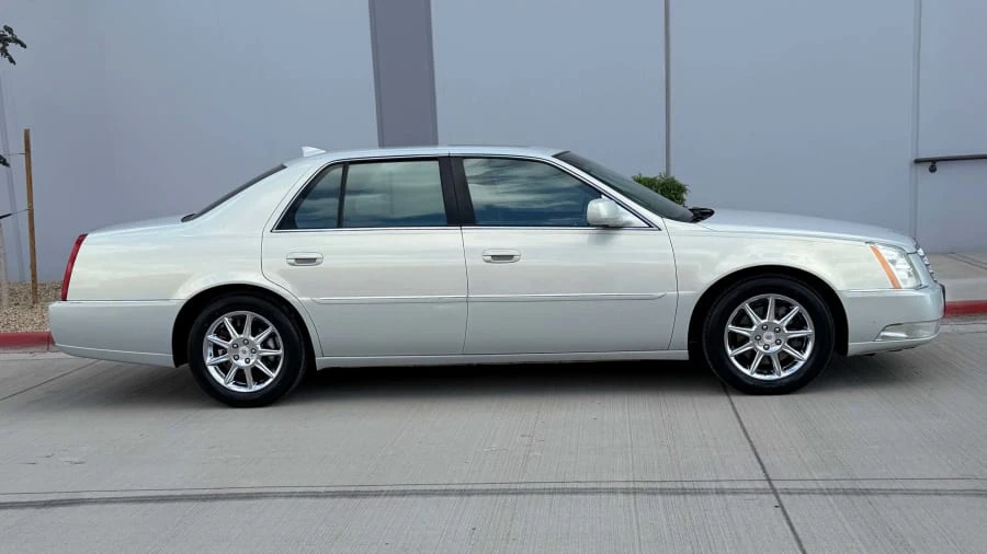 2010 Cadillac DTS - Image 9 of 28