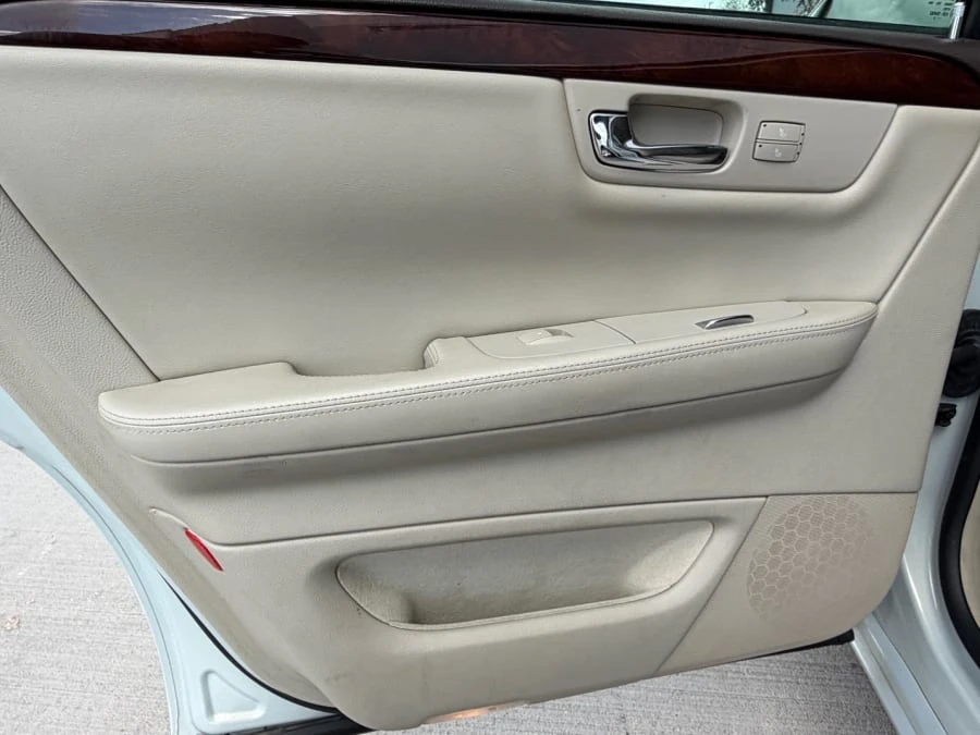 2010 Cadillac DTS - Image 17 of 28