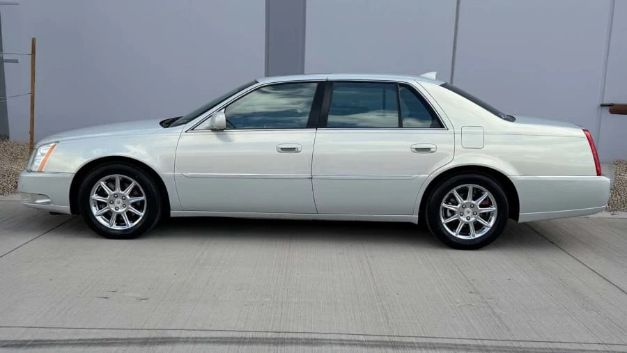 2010 Cadillac DTS - Image 8 of 28