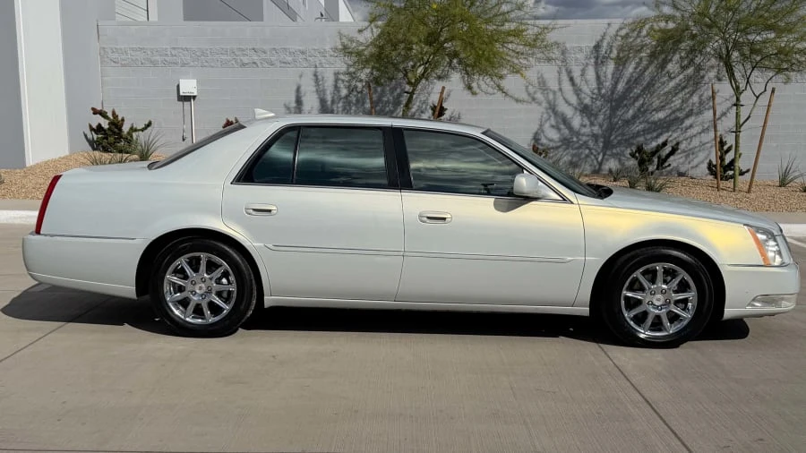 2010 Cadillac DTS - Image 12 of 28