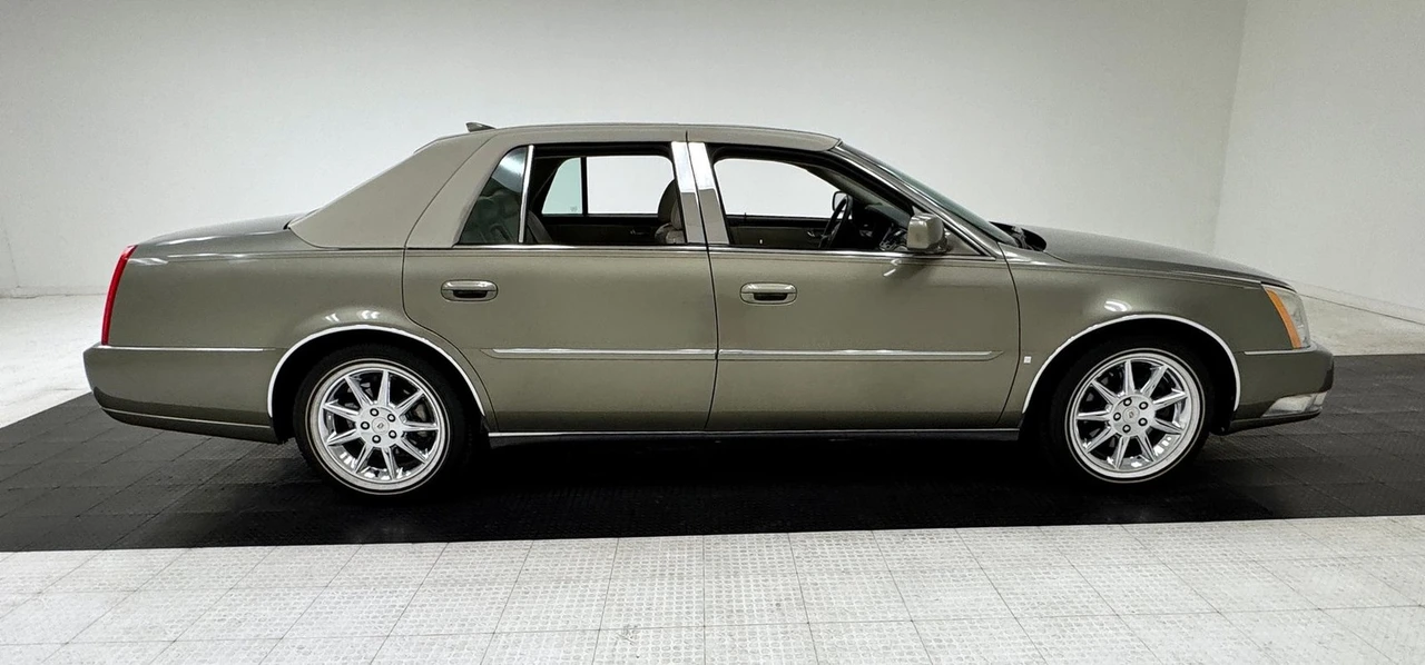2010 Cadillac DTS - Image 6 of 12