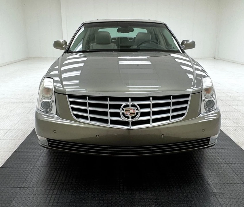 2010 Cadillac DTS - Image 8 of 12