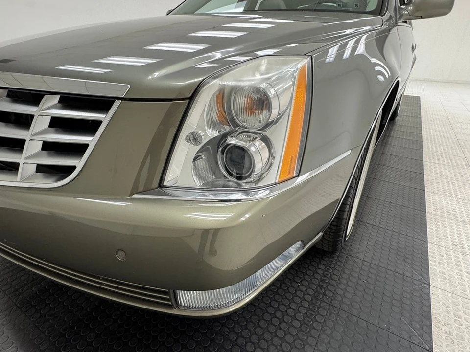 2010 Cadillac DTS - Image 10 of 12