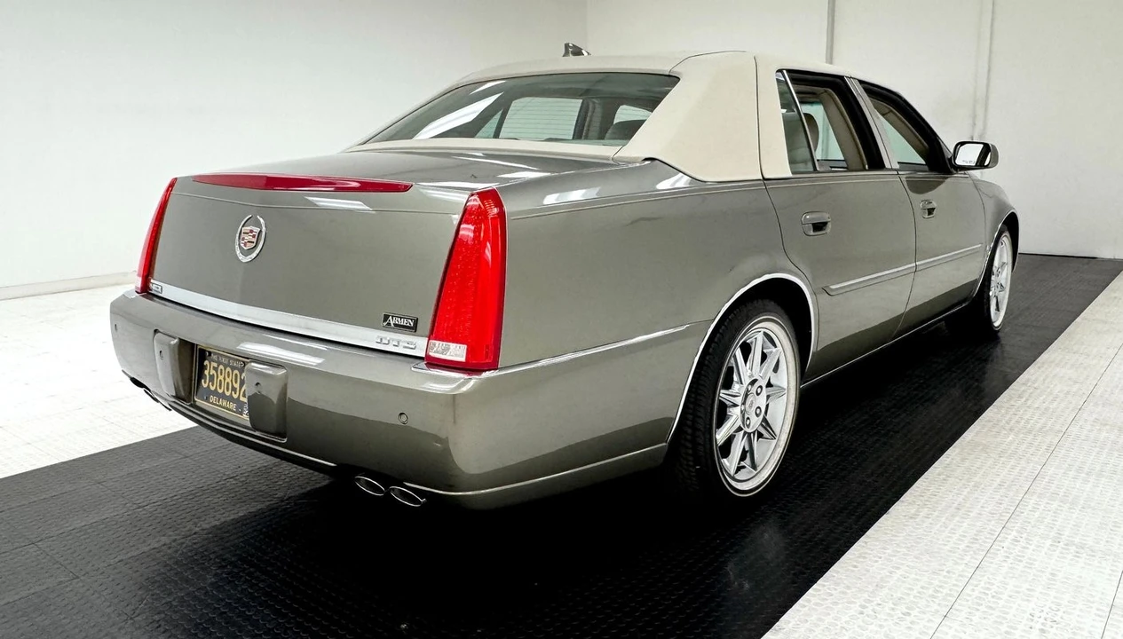 2010 Cadillac DTS - Image 5 of 12