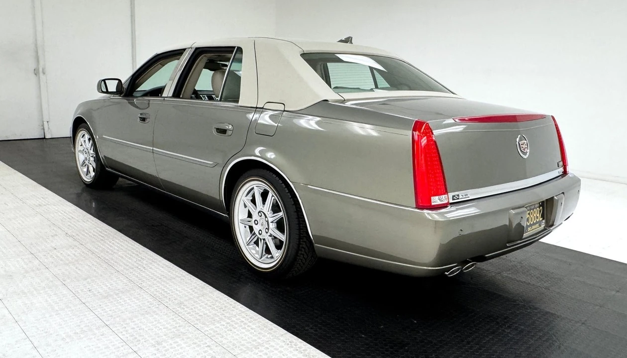 2010 Cadillac DTS - Image 3 of 12
